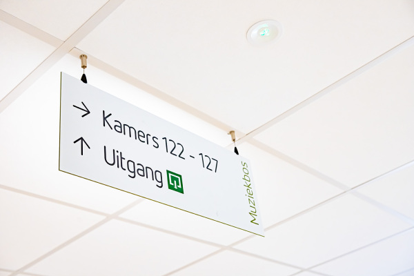 Richtingsbord hangend