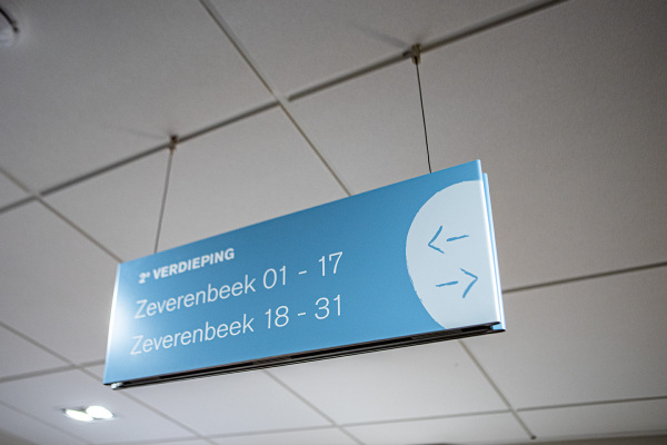 Richtingsbord hangend