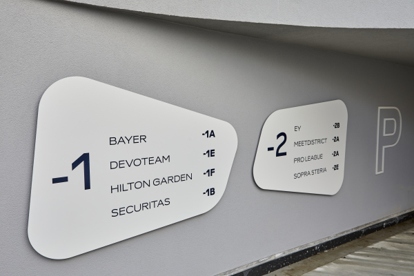 Signalisatie aan gebouwen 'The Wings' Diegem