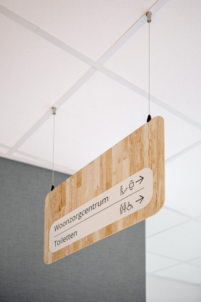 Richtingsbord hangend met houtprint