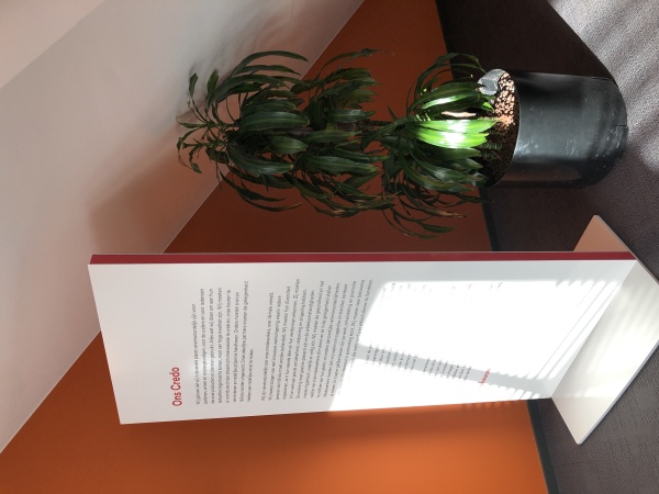 Verplaatsbare vrijstaande totem binnen met credo