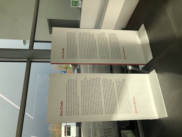 Vrijstaande verplaatsbare totems binnen