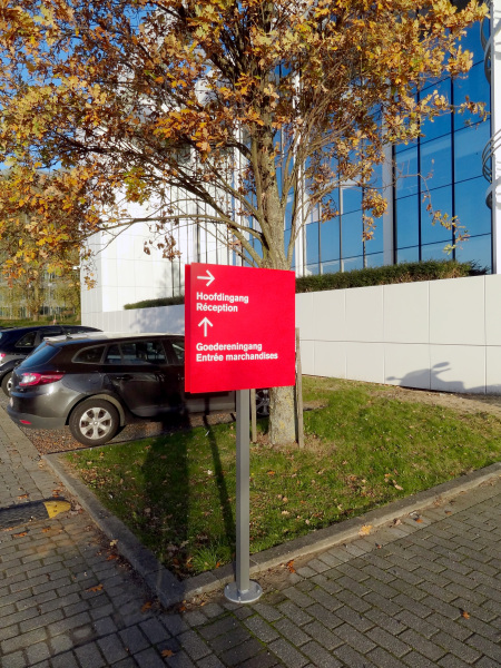 Vrijstaande richtingsborden op paal
