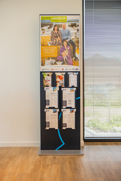 Op maat gemaakte folderkast met affichehouder